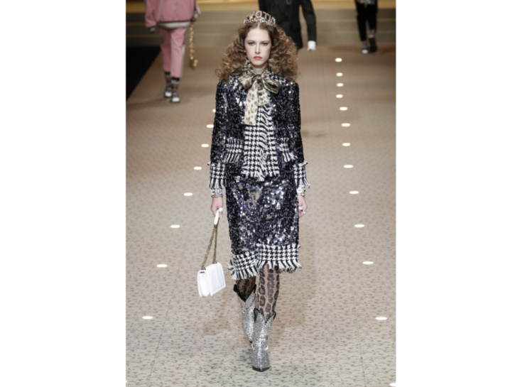 <p>La modella sfoggia un paio di camperos arricchito dalle paillettes di Dolce & Gabbana</p>