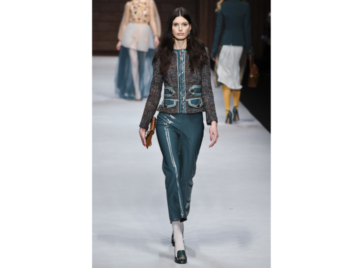 <p>Giacca cropped in tweed petrolio di Elisabetta Franchi</p>