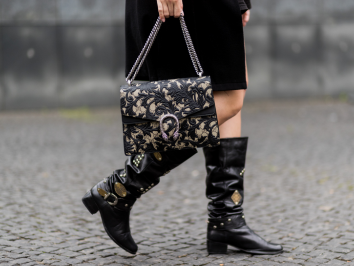 <p>Il modello impreziosito dalle borchie e dai dettagli metal in versione elegante</p>