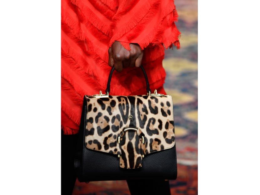 <p>La borsa a mano in stile animalier di Aigner</p>