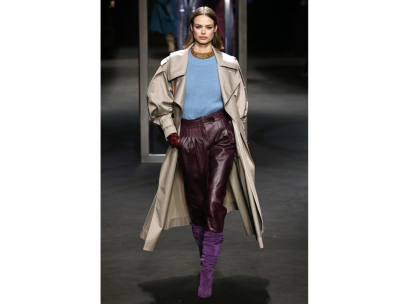 <p><span>I pantaloni in pelle bordeaux abbinati al pullover azzurro di Alberta Ferretti</span></p>
