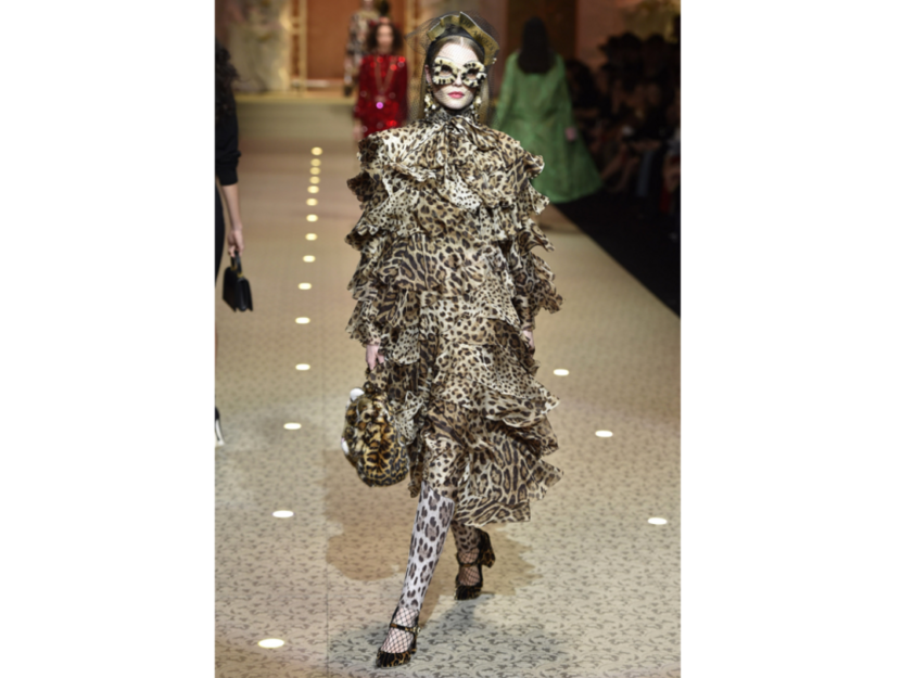 <p>Il midi dress svolazzante maculato di Dolce & Gabbana</p>