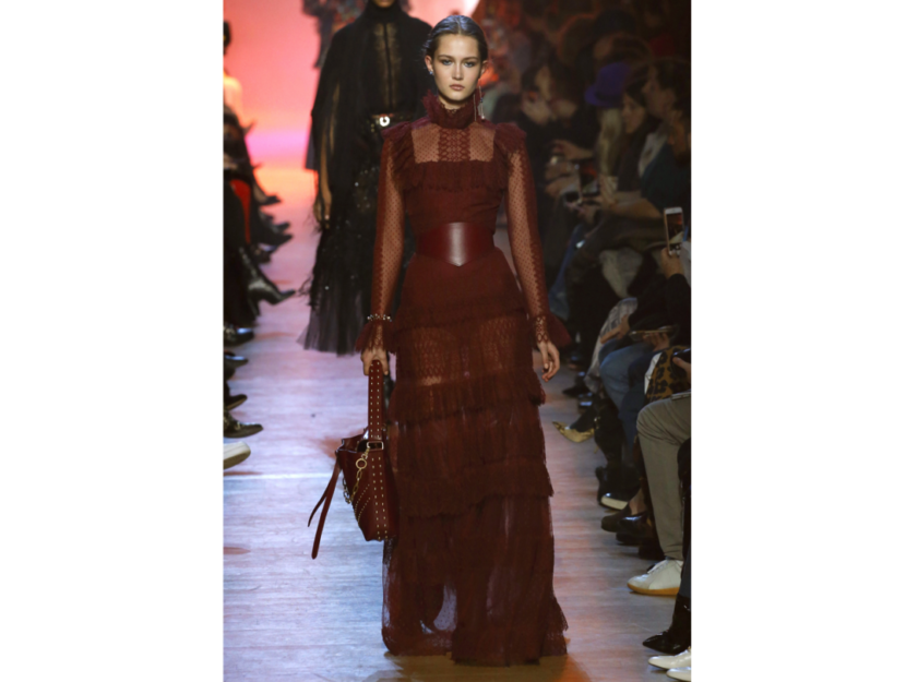 <p><span>Long dress di Elie Saab impreziosito da ricami e volant </span></p>