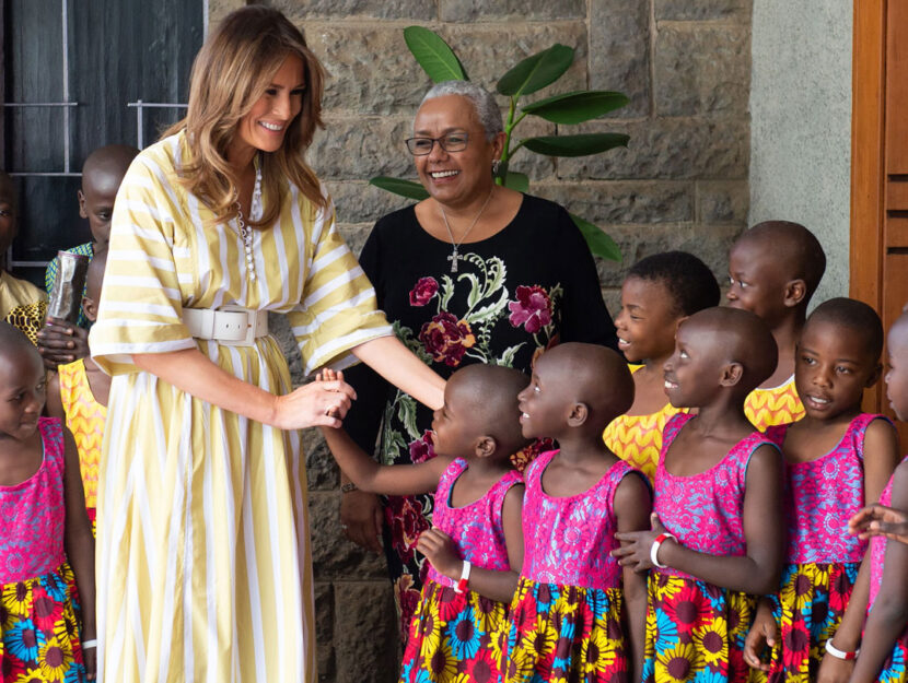 <p><span>Melania Trump, la First Lady del Kenya Margaret Kenyatta e alcuni bambini di fronte al Kenyan National Theater di Nairobi</span></p>