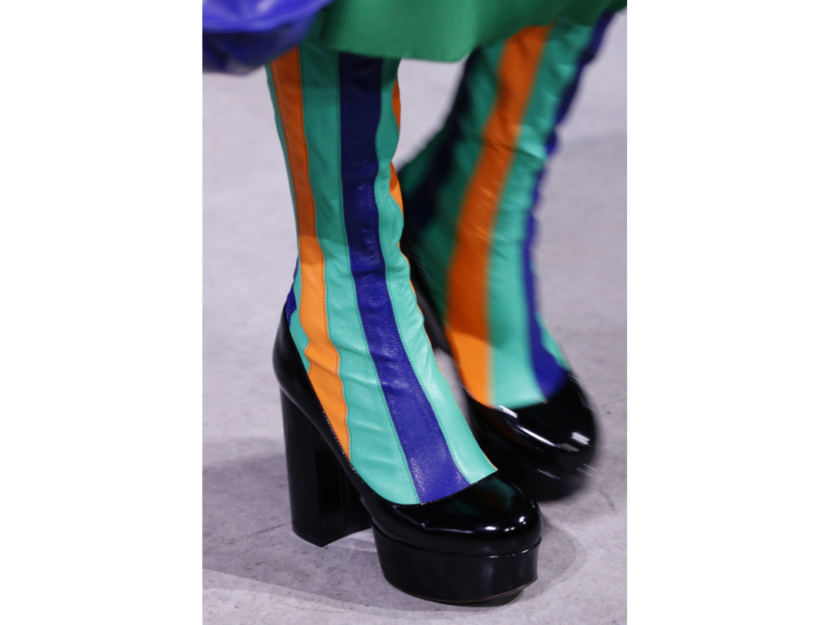 <p>Le scarpe a righe multicolore super alte di Marni</p>
