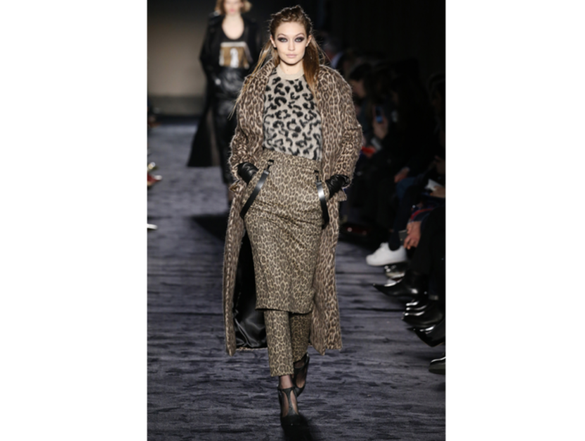 <p>Gigi Hadid sfoggia un outfit total look dal pattern maculato di Max Mara</p>