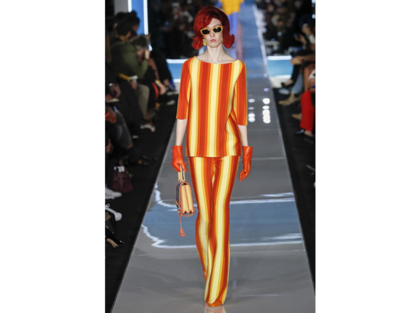 <p>Il completo a righe super strong e vitaminiche di Moschino</p>