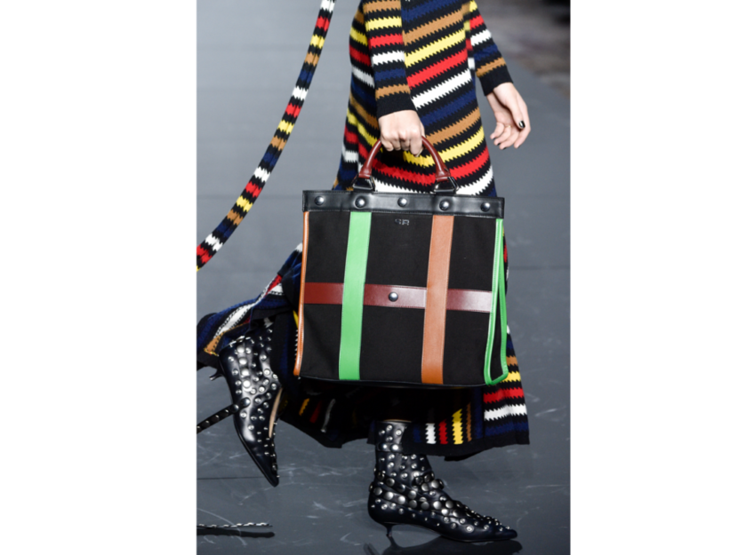 <p>La borsa a righe abbinata al long dress multicolore di Sonia Rykiel</p>
