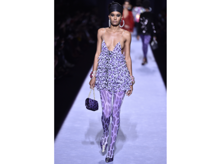 <p>Animalier, (certo!) ma declinato nel viola per il mini dress di Tom Ford</p>