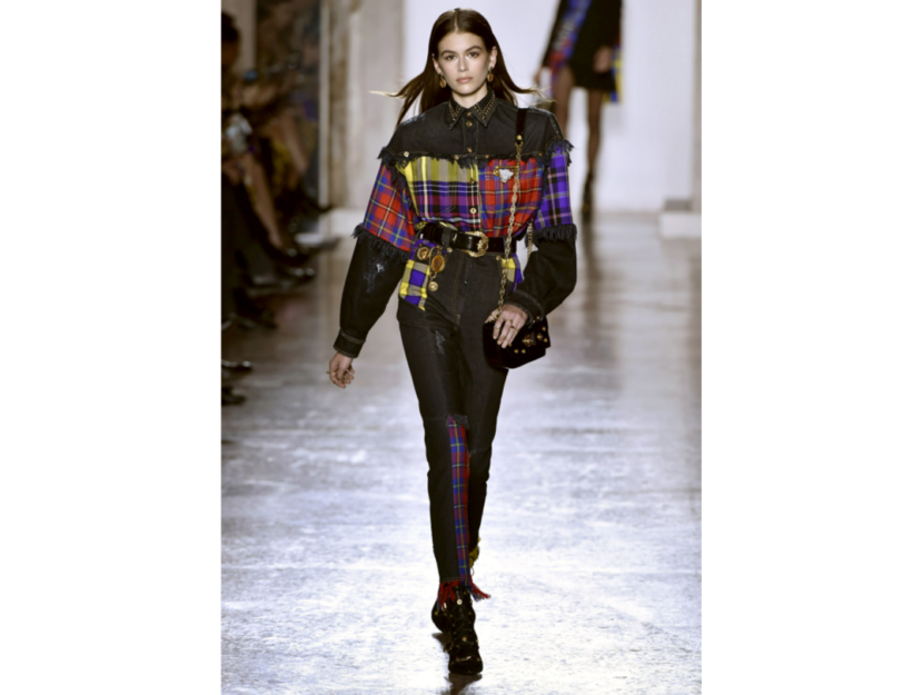 <p>Kaia Gerber indossa la camicia a fantasia tartan con gli inserti in denim di Versace</p>