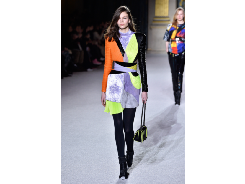<p>La modella indossa un vestito color block nei toni evidenziatore di Balmain</p>