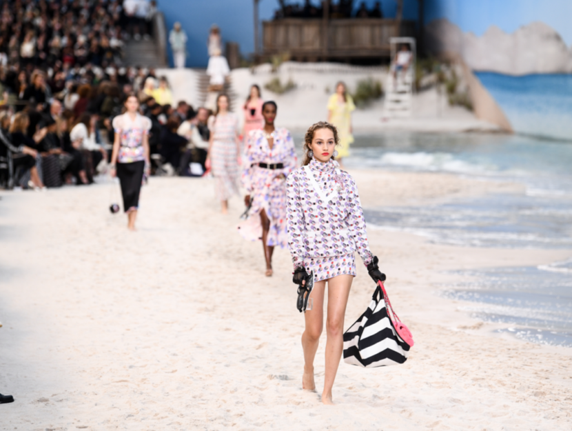 <p>Le modelle sfilano con i completi in tweed primavera estate 2019 di Chanel</p>