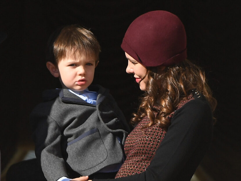 <p>Charlotte insieme al primogenito Raphael, il figlio avuto dall'attore francese <span>Gad Elmaleh. </span></p>