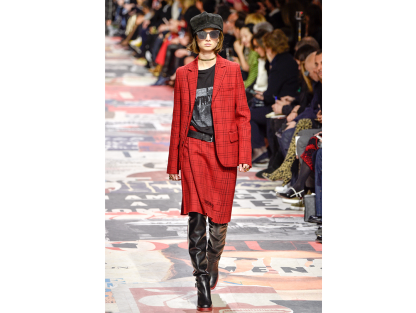 <p>La modella indossa un completo con la stampa tartan di Christian Dior</p>