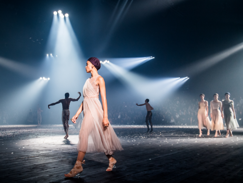 <p>I tessuti svolazzanti e leggeri stravincono nella collezione di Dior</p>