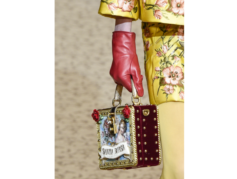 <p><span>La borsa super preziosa di Dolce & Gabbana con i dettagli gold</span></p>