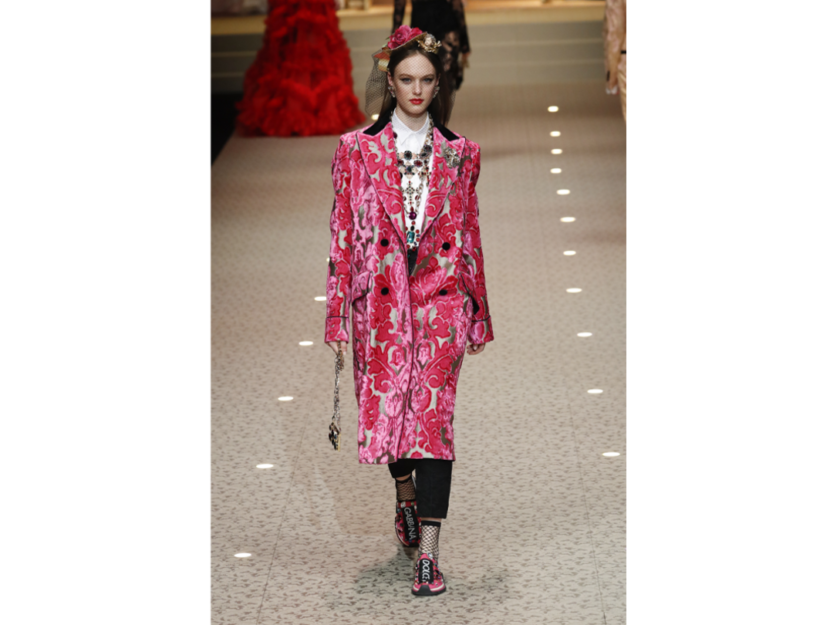 <p>La modella indossa un cappotto a fantasia in velluto di Dolce & Gabbana</p>