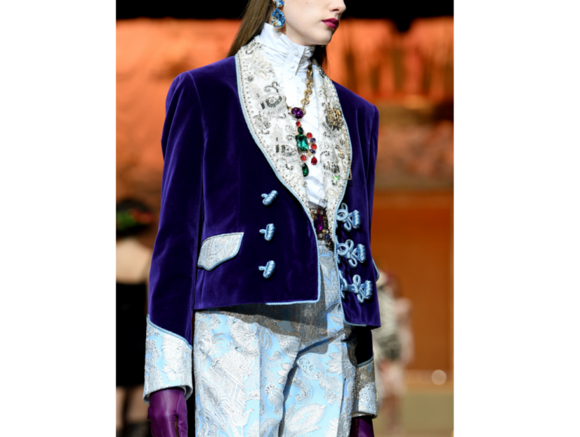 <p>La giacca strutturata modello militare in velluto blu di Dolce & Gabbana</p>