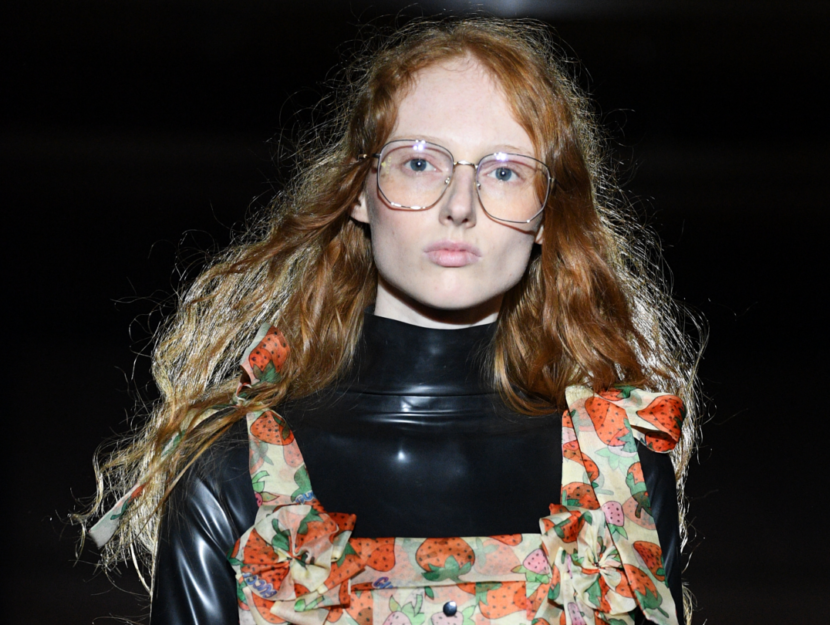 <p>La modella indossa un abito in stile "fruit print" di Gucci primavera estate 2019</p>