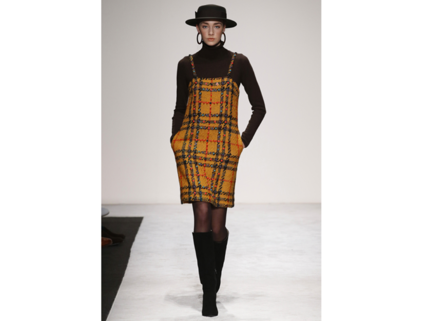 <p>Il midi dress a quadretti scozzesi abbinato agli stivali alti di Laura Biagiotti</p>