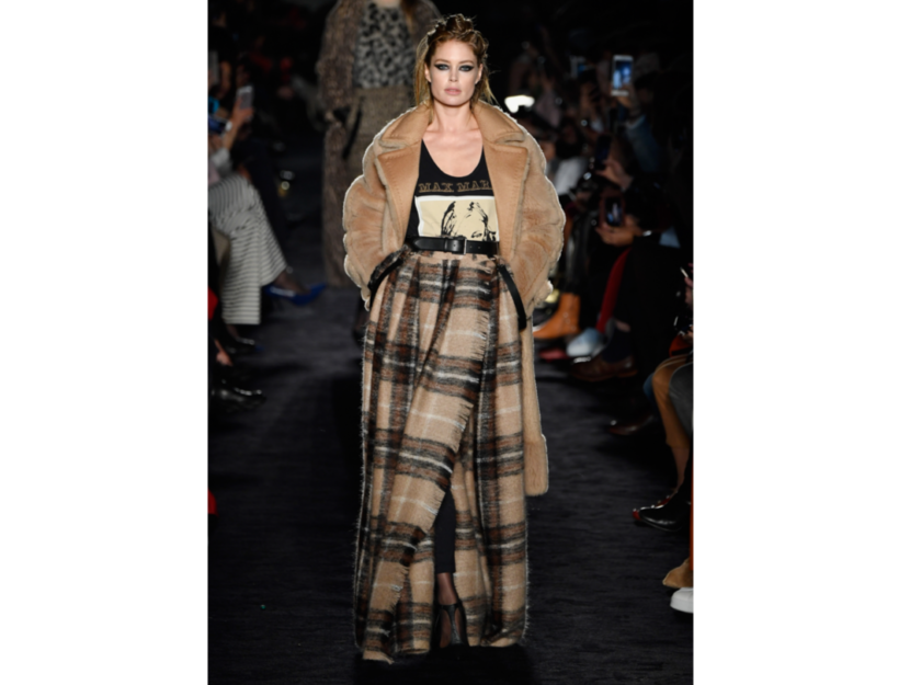 <p>La maxi gonna dalla fantasia a quadretti nel beige e marrone di Max Mara</p>