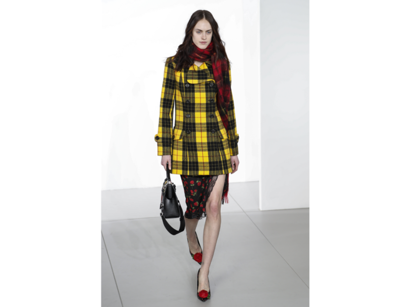 <p>La modella sfoggia un cappotto con la stampa tartan di Michael Kors</p>