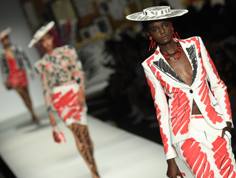<p>Pennellate di colore sugli abiti in stile Eighties di Moschino</p>