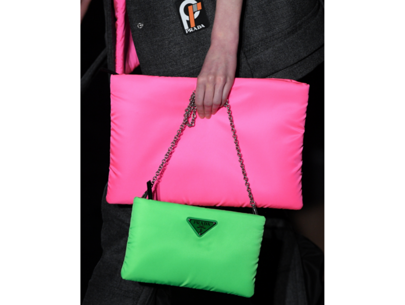 <p>Le borse fucsia e verde evidenziatore autunno inverno 2018 di Prada</p>