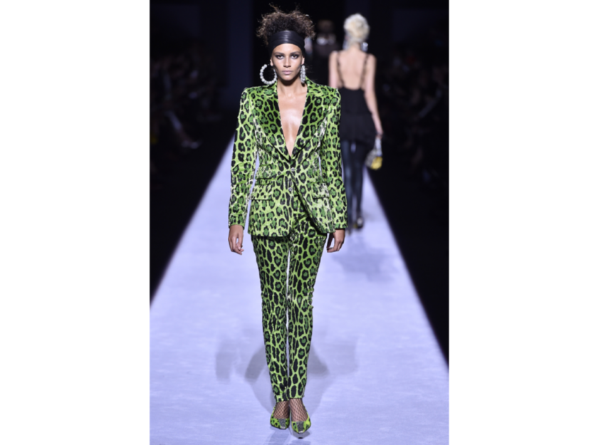 <p>I pattern animalier declinati sui blazer e pantaloni di Tom Ford</p>