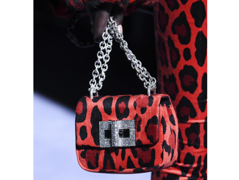 <p>Very cool...la borsa con la catena chain in velluto e con la stampa animalier di Tom Ford</p>