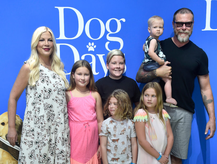 <p>Tori Spelling insieme al marito <span>Dean McDermott e ai loro 5 figli.</span></p>