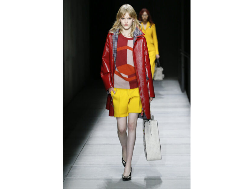 <p>La modella sfoggia i colori vivaci e li abbina al burgundy di Bottega Veneta</p>