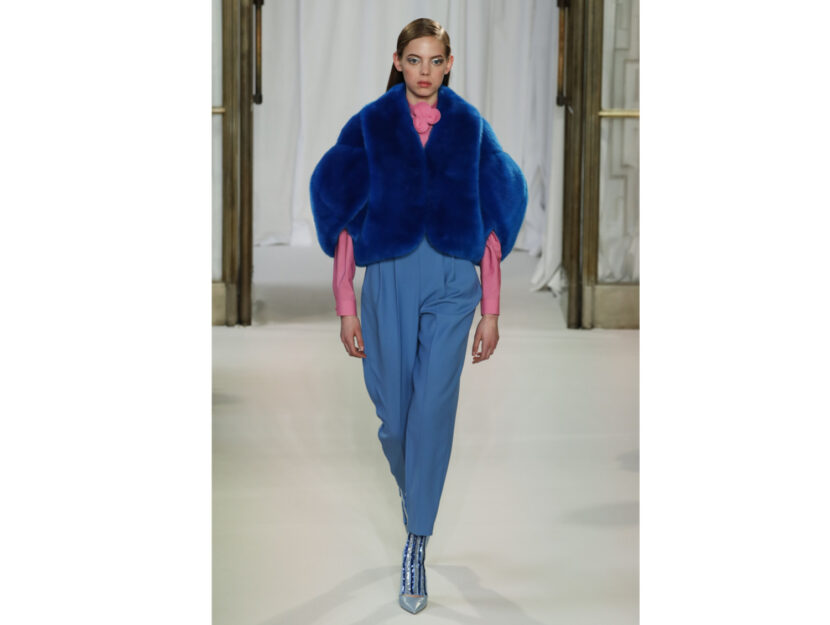<p>Un outfit di classe con il mix di colori rosa e blu di Delpozo</p>