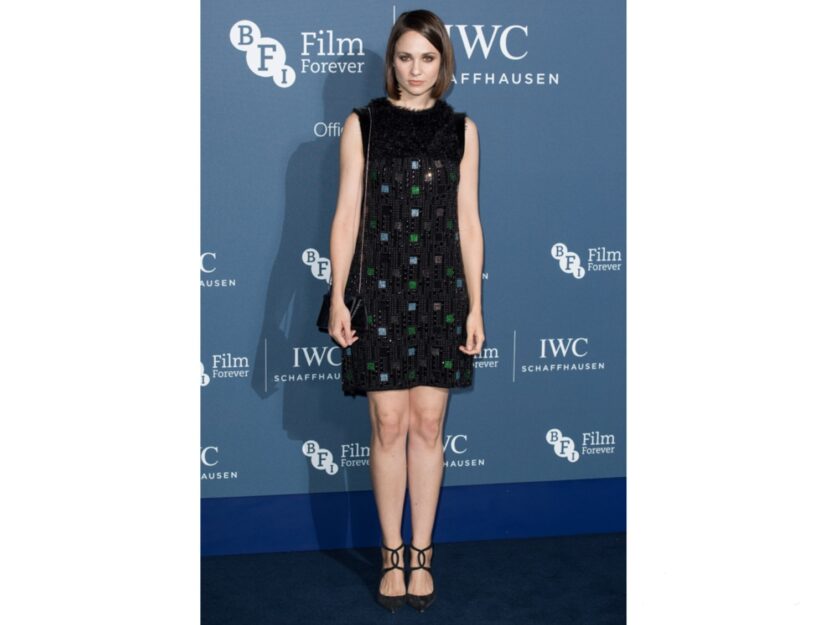<p style="text-align: left;" data-mce-style="text-align: left;">Tuppence Middleton indossa un abito bon ton a trapezio ideale per le silhouette a rettangolo: accarezza la figura senza mettere troppo in evidenza il punto vita</p>