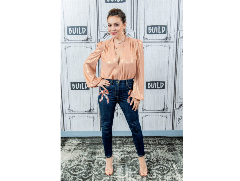 <p><span>Alyssa Milano, donna petit e minuta, porta bene i jeans slim e a vita alta che slanciano</span></p>