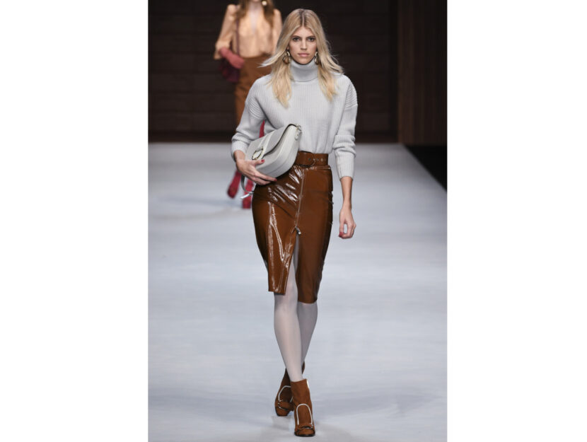 <p>La modella indossa una pencil skirt marrone e un pullover azzurro di Elisabetta Franchi</p>
