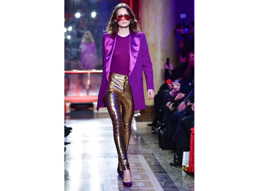 <p>La modella sfoggia un look di Genny super luminoso</p>