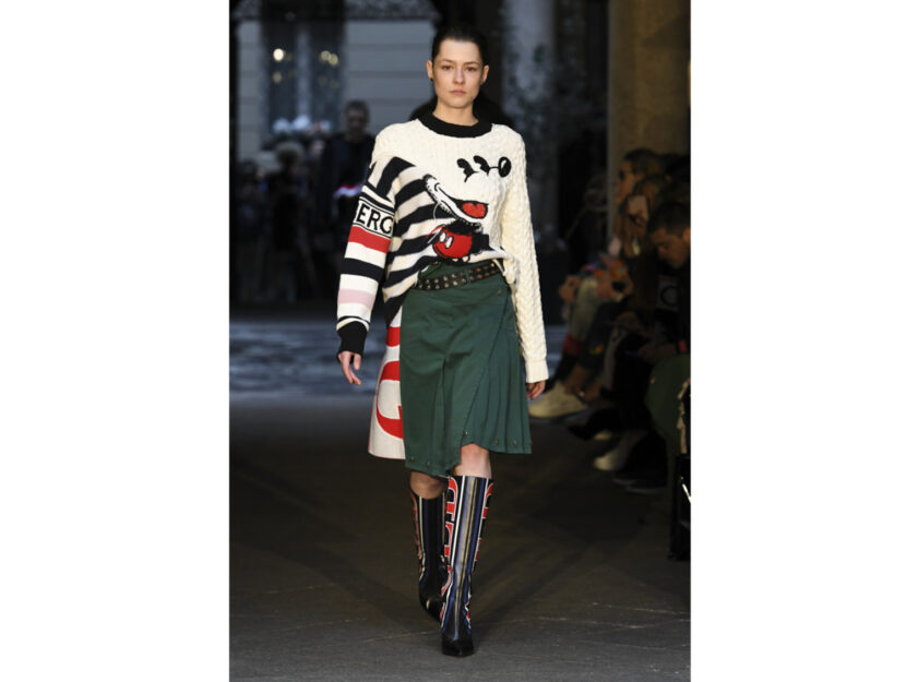<p>La modella indossa un maglione con la stampa di Mickey Mouse di Iceberg</p>