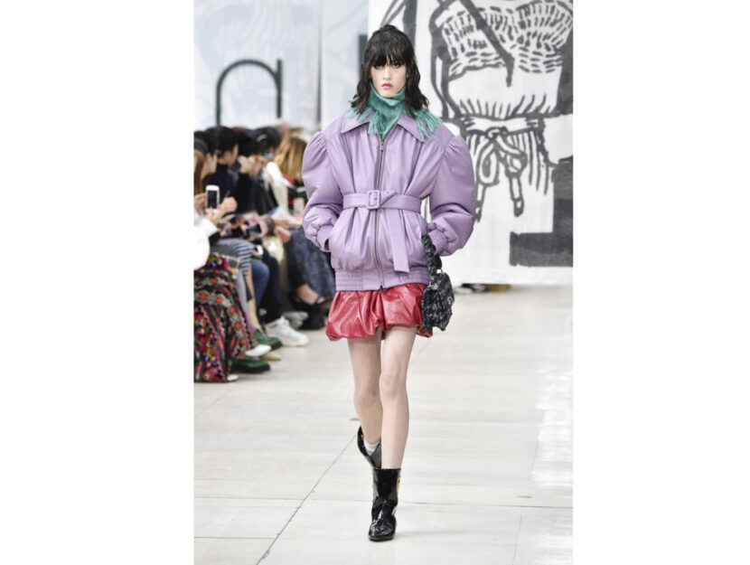 <p>Miu Miu sceglie il viola per i suoi giubbotti di pelle dalle spalline importanti</p>