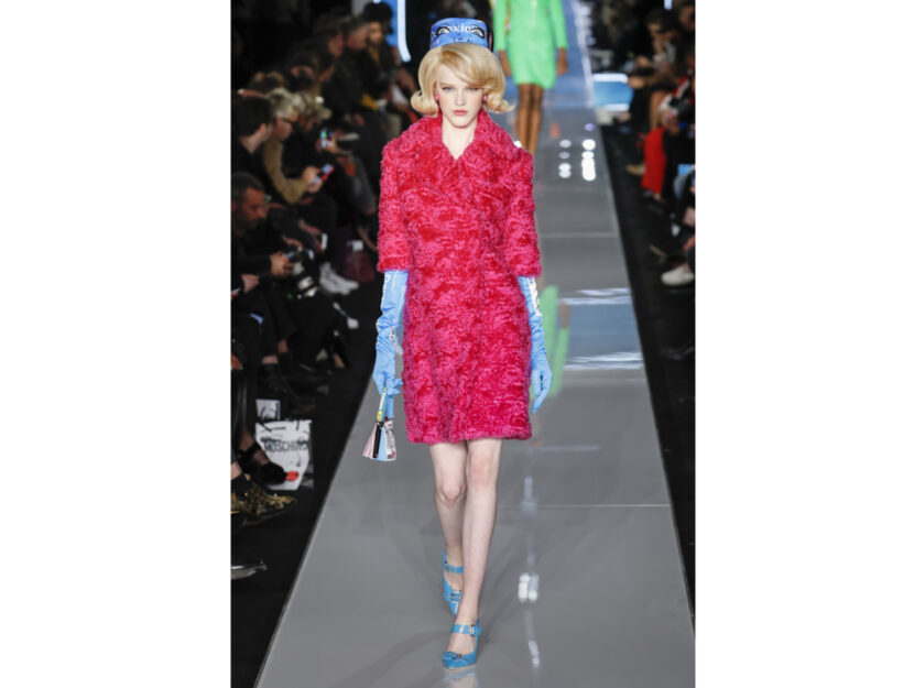 <p>Il capotto fucsia fluo si porta con gli accessori blu di Moschino</p>