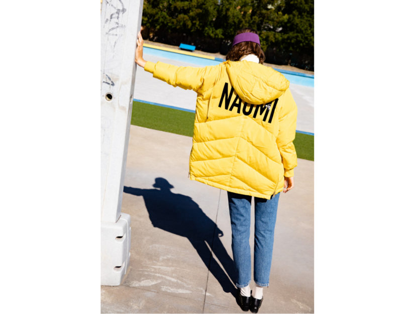 <p>Il piumino giallo di Silvian Heach con il lettering</p>