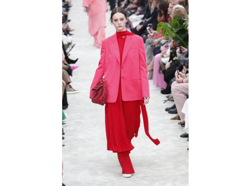 <p>La modella indossa un look di Valentino che è un omaggio agli Eighties</p>