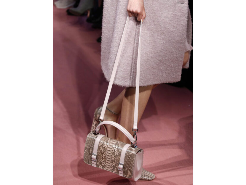 <p>Dalla stampa pitonata, la borsa rosa pastello di Blumarine</p>