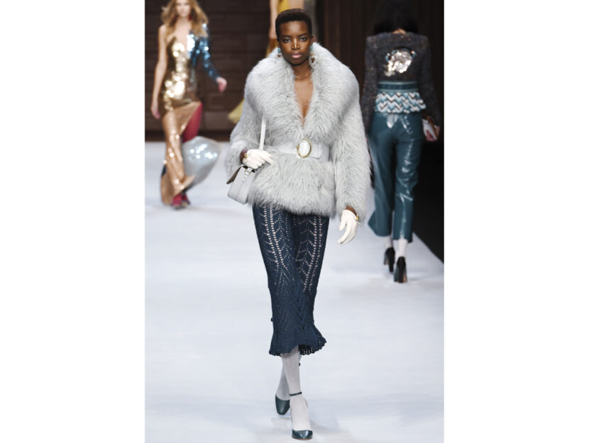 <p>La faux fur di Elisabetta Franchi per un look raffinato e bon ton</p>
