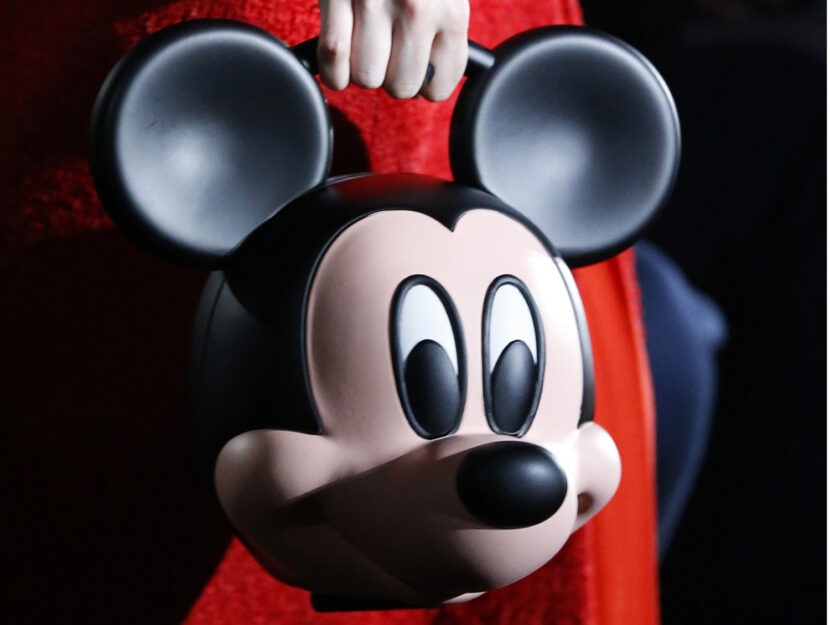 <p>La borsa a forma di Mickey Mouse è di Gucci</p>