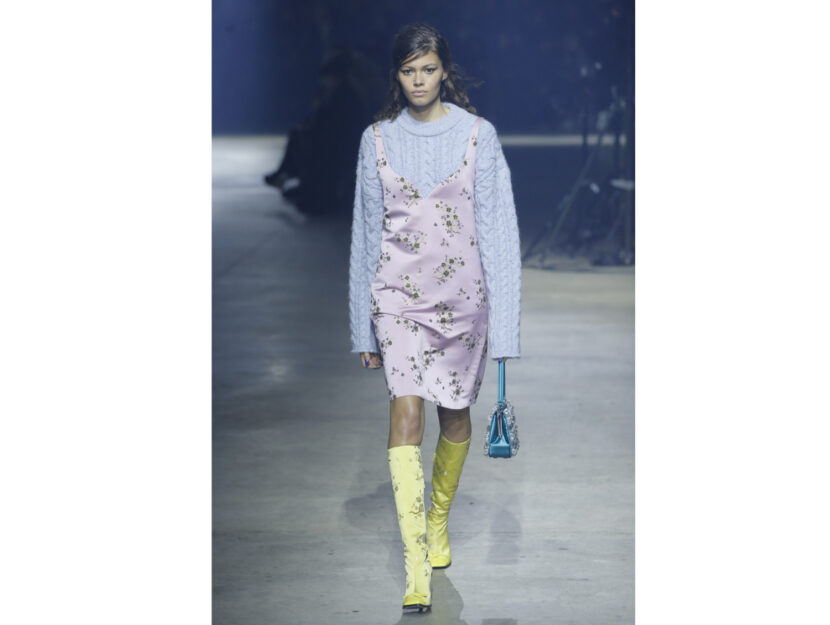 <p>Il pullover azzurro cielo si abbina allo slip dress rosa di Kenzo</p>