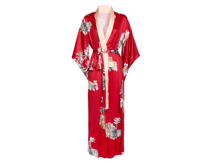 <p>Kimono lungo total red con fiori stampati sulla stoffa (YAMAMAY)</p>