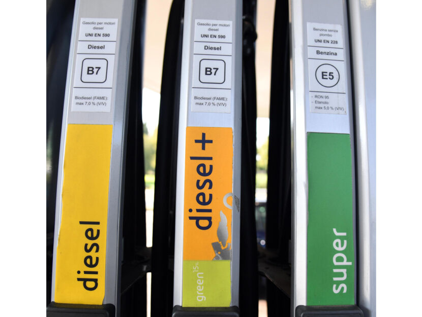 <p><span>Le nuove etichette dei carburanti volute dalla Ue sugli erogatori</span></p>