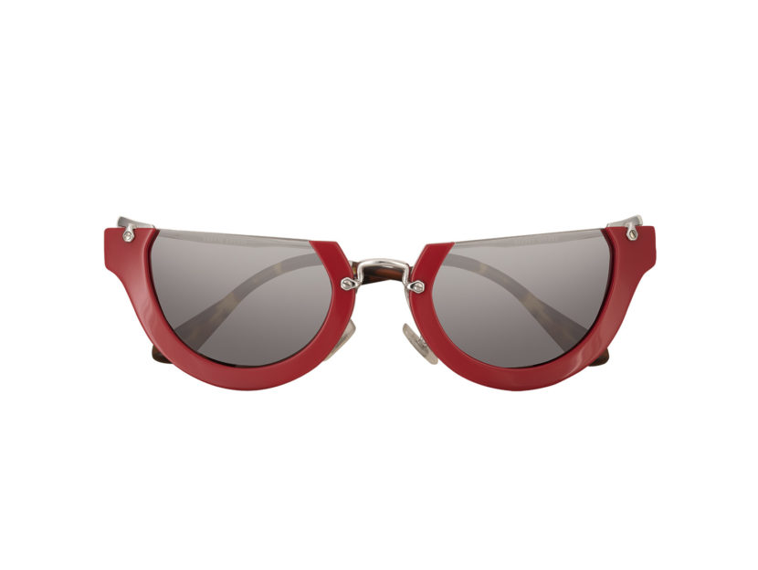 <p>Occhiali da sole dalla montatura geometrica rossa (MIU MIU)</p><p><em>Credits: McArthurGlen</em></p>