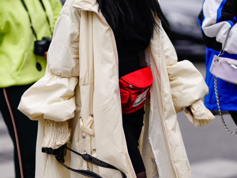 <p>Il piumino oversize bianco con il marsupio a contrasto rosso</p>